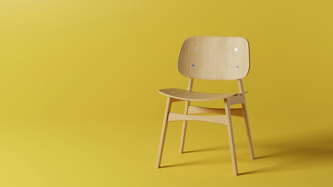 Eetkamerstoelen reinigen: zo pak je de hele set aan