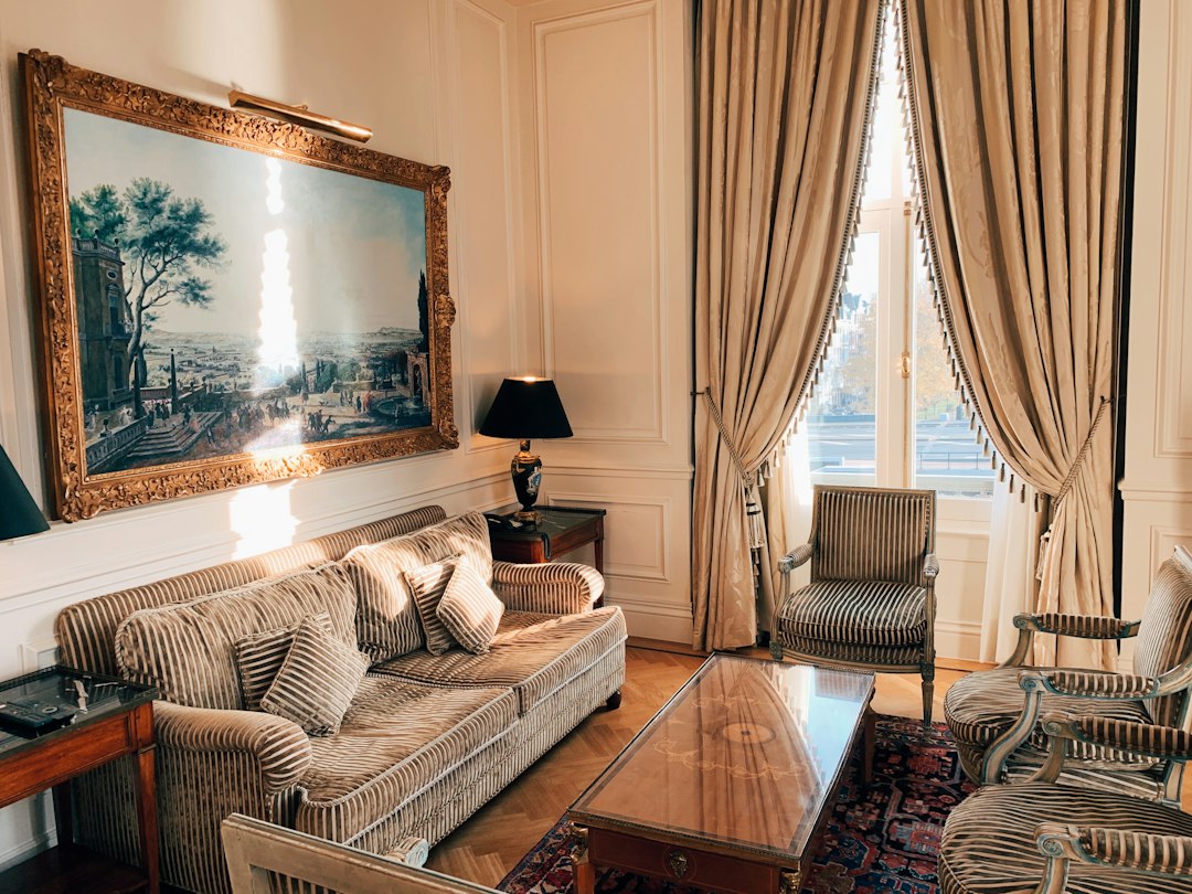 Klassiek interieur: kenmerken en ideeën voor een elegante woonkamer