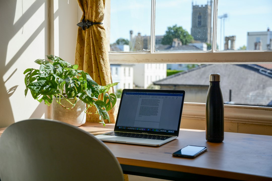 Werkplek in woonkamer: praktische ideeën voor een fijne werkhoek